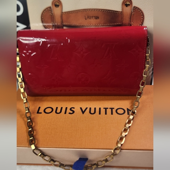 EUC-LOUIS VUITTON VERNIS WALLET- RED- With LV Chain, box, and ribbon - Picture 4 of 14